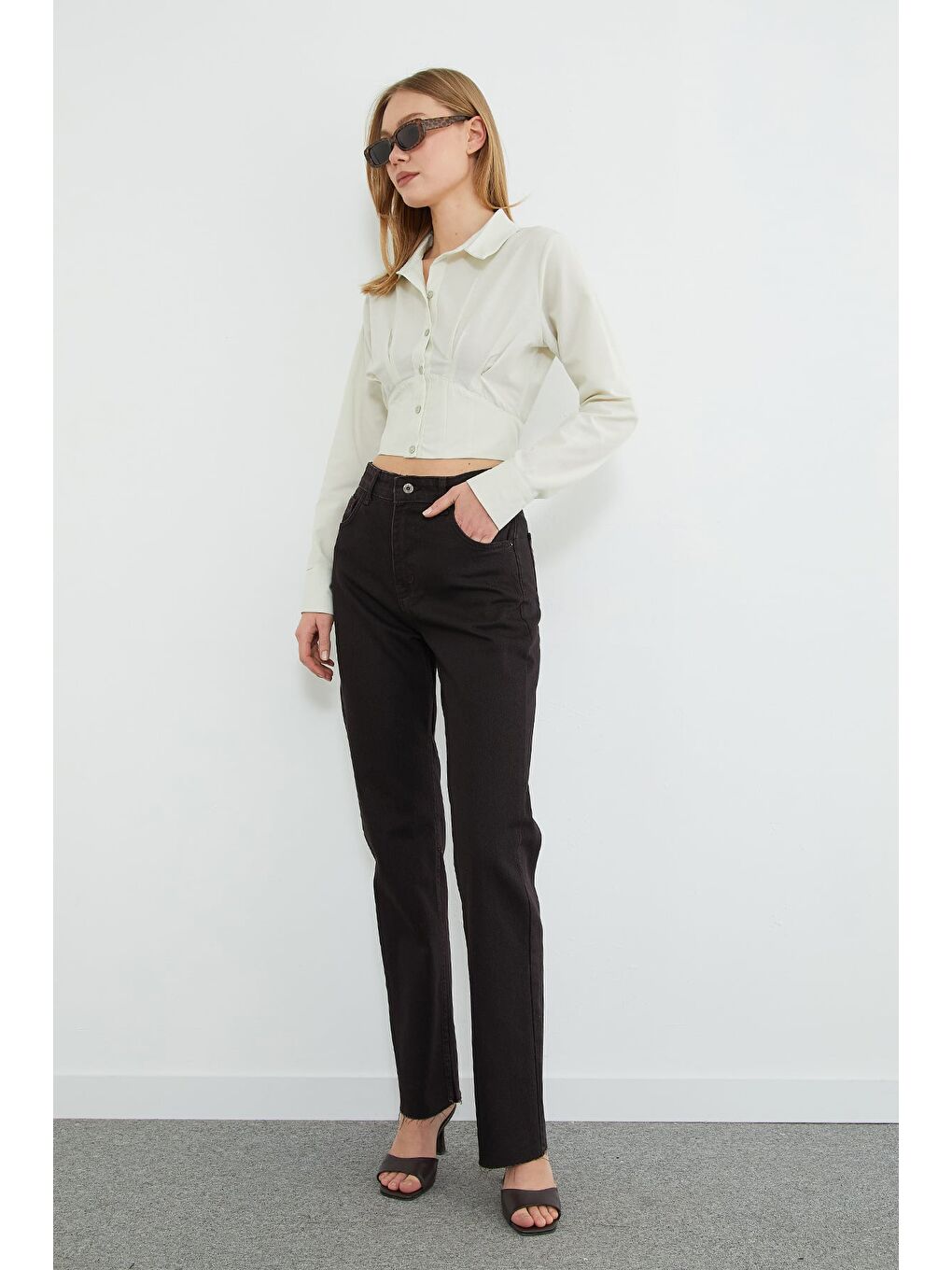 Kahverengi Fermuarlı Kesik Paça Jean-3