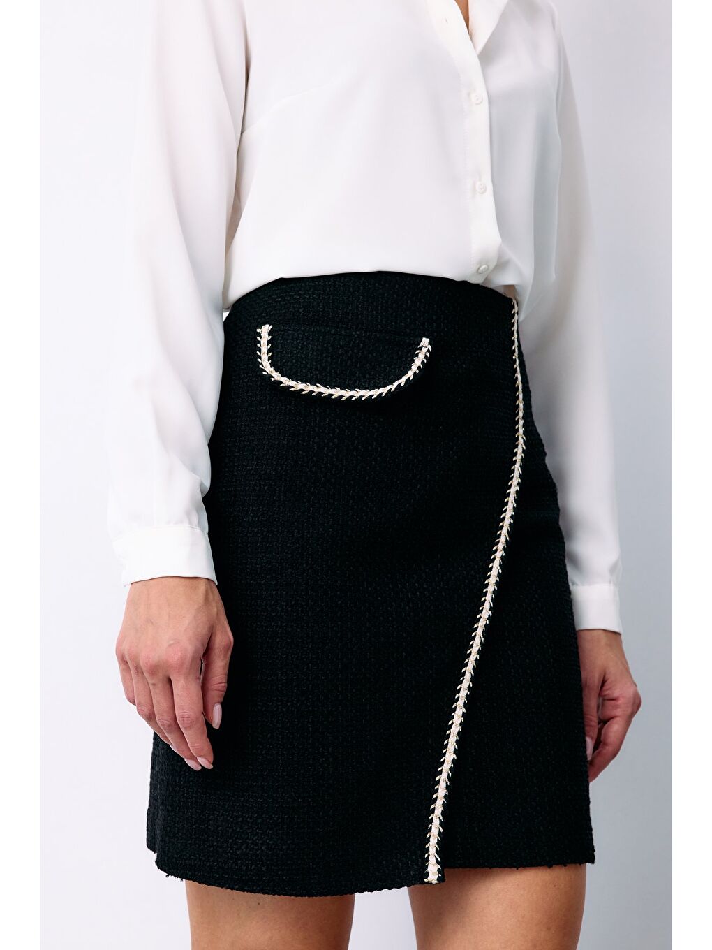 Kruvaze Süs Cepli Kısa Etek - Siyah-3