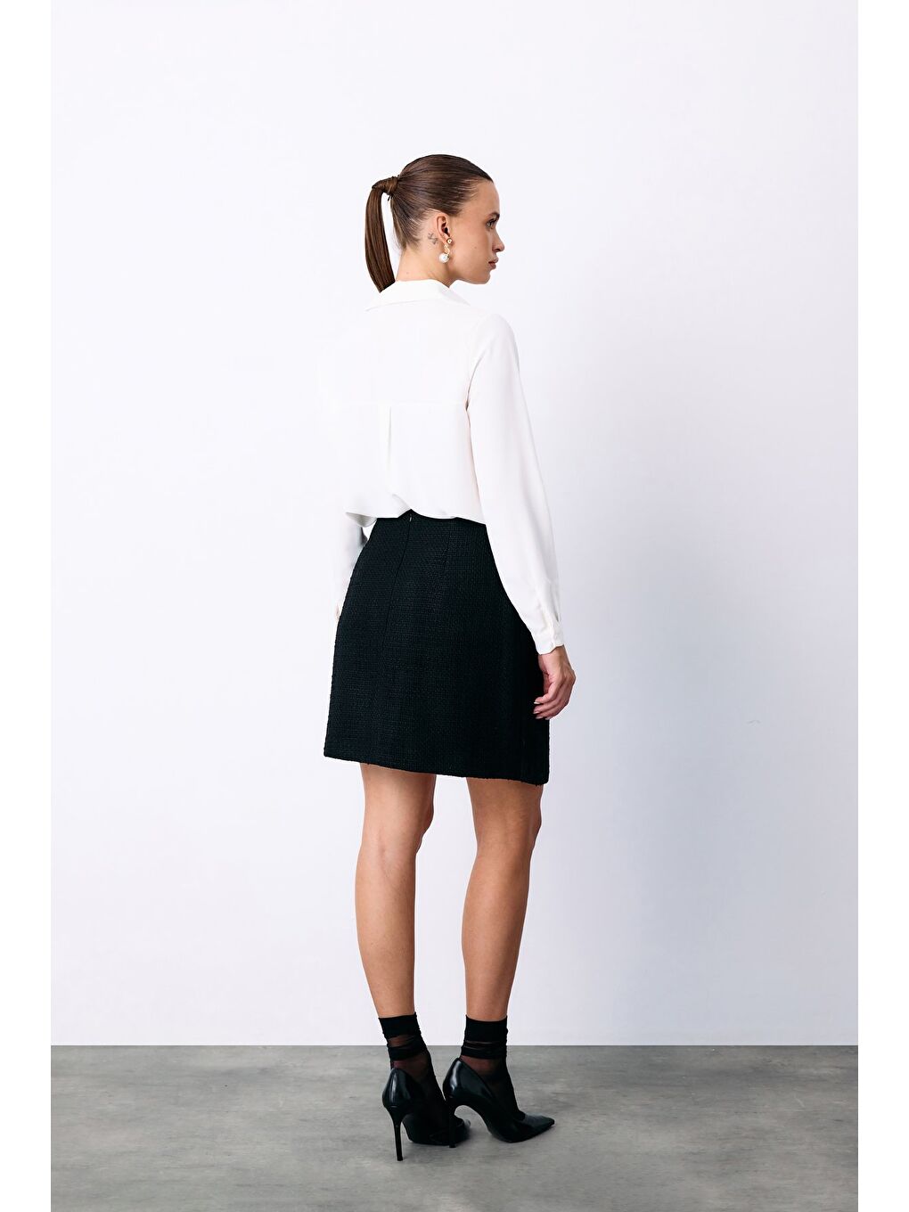 Kruvaze Süs Cepli Kısa Etek - Siyah-4