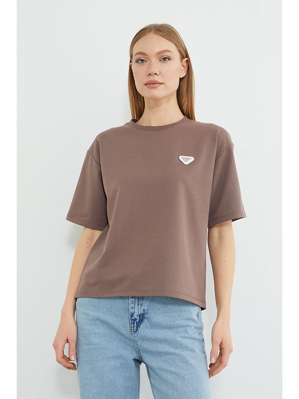 Kahverengi Metal Aksesuarlı Bisiklet Yaka Tişört-1