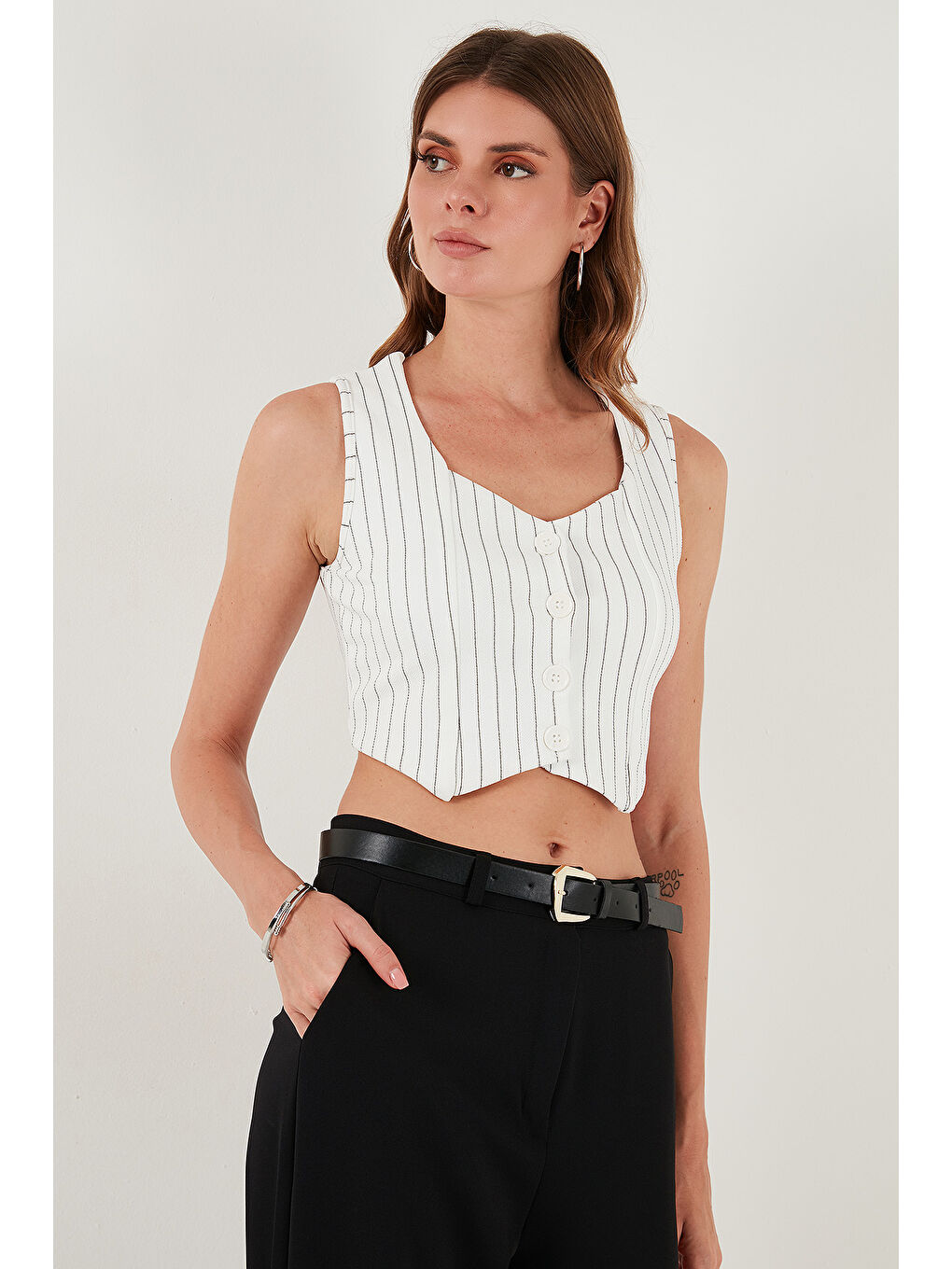 Siyah Slim Fit Kalp Yaka Düğmeli Kalın Askılı Kadın Crop Yelek 5865497-2