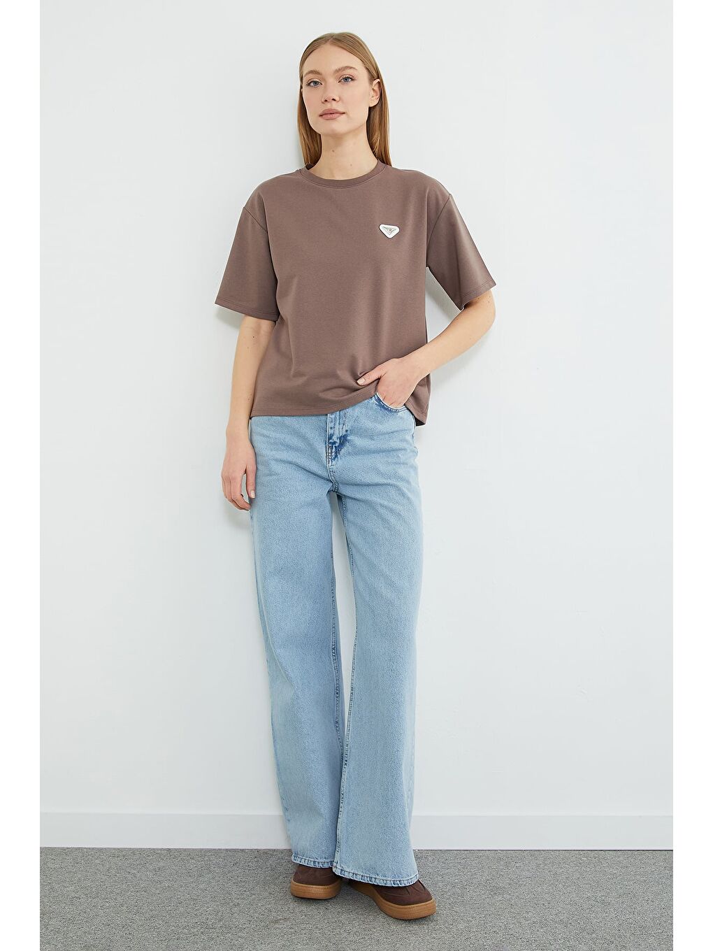 Kahverengi Metal Aksesuarlı Bisiklet Yaka Tişört-2