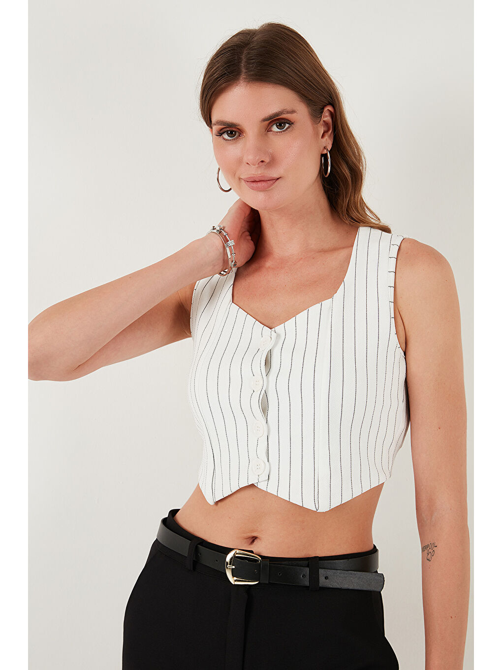 Siyah Slim Fit Kalp Yaka Düğmeli Kalın Askılı Kadın Crop Yelek 5865497-3