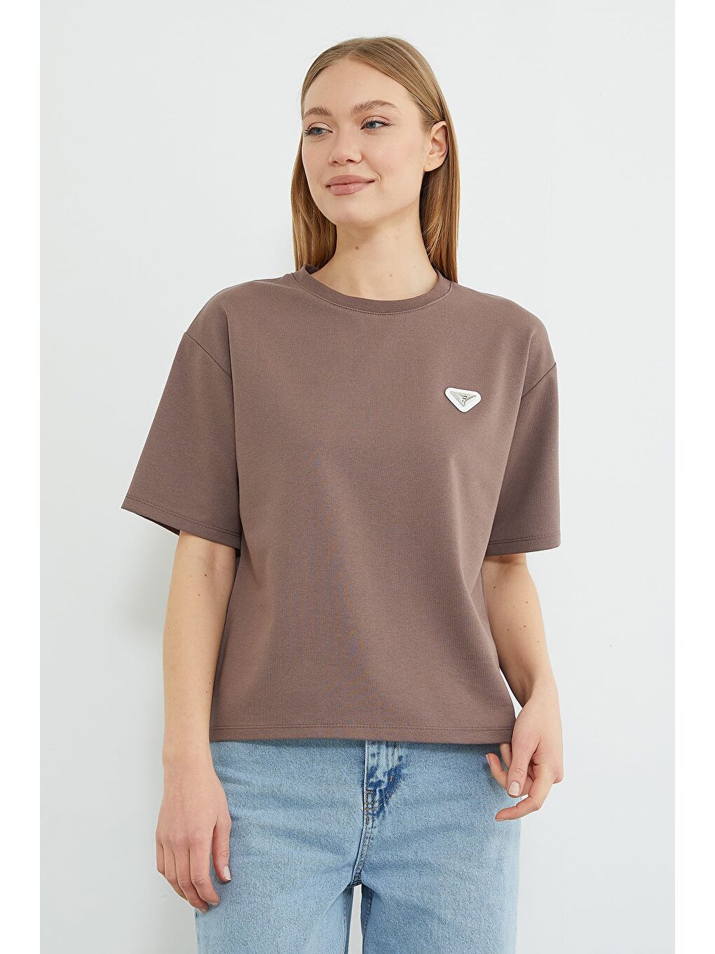 Kahverengi Metal Aksesuarlı Bisiklet Yaka Tişört-3