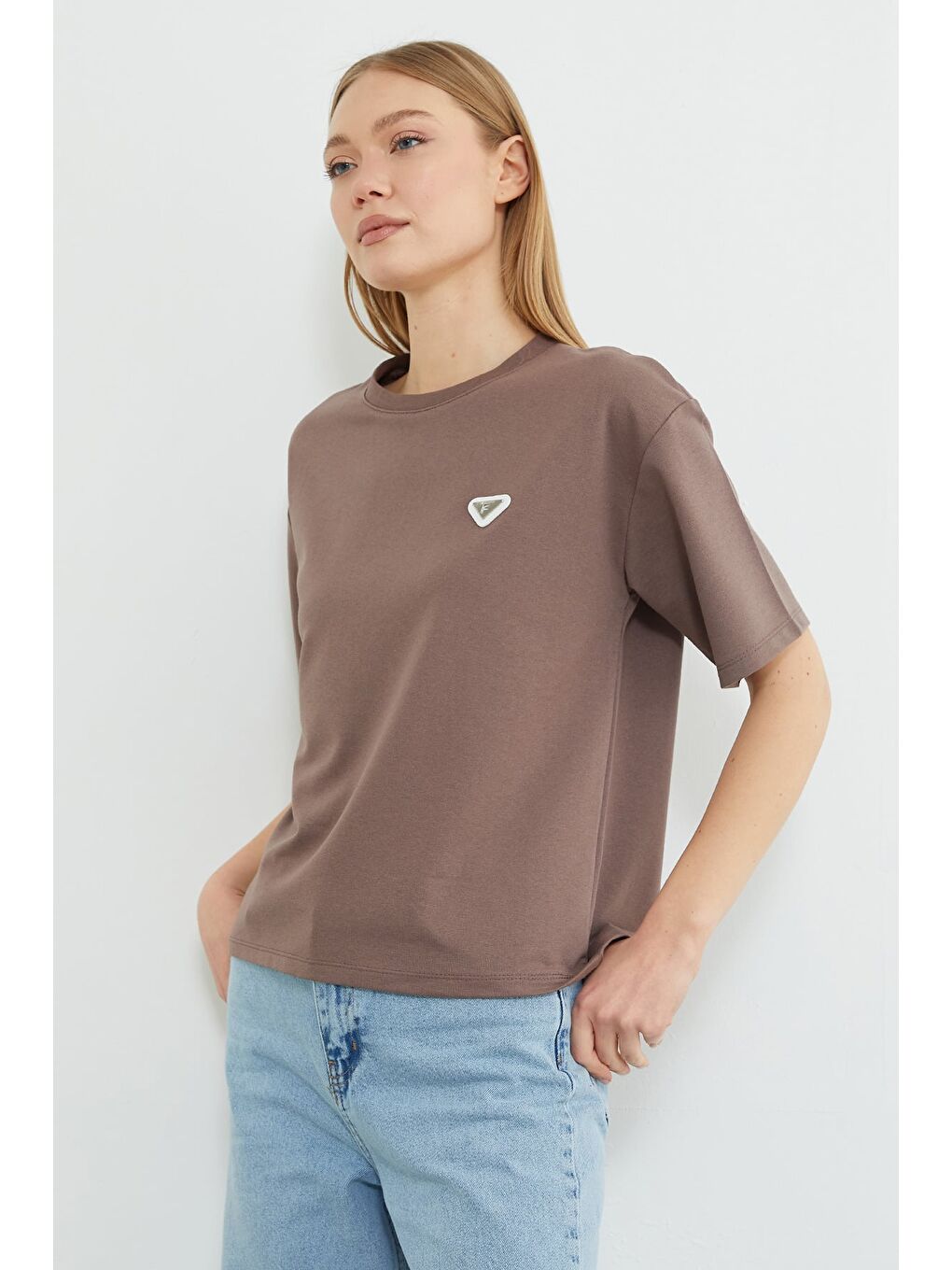 Kahverengi Metal Aksesuarlı Bisiklet Yaka Tişört-4