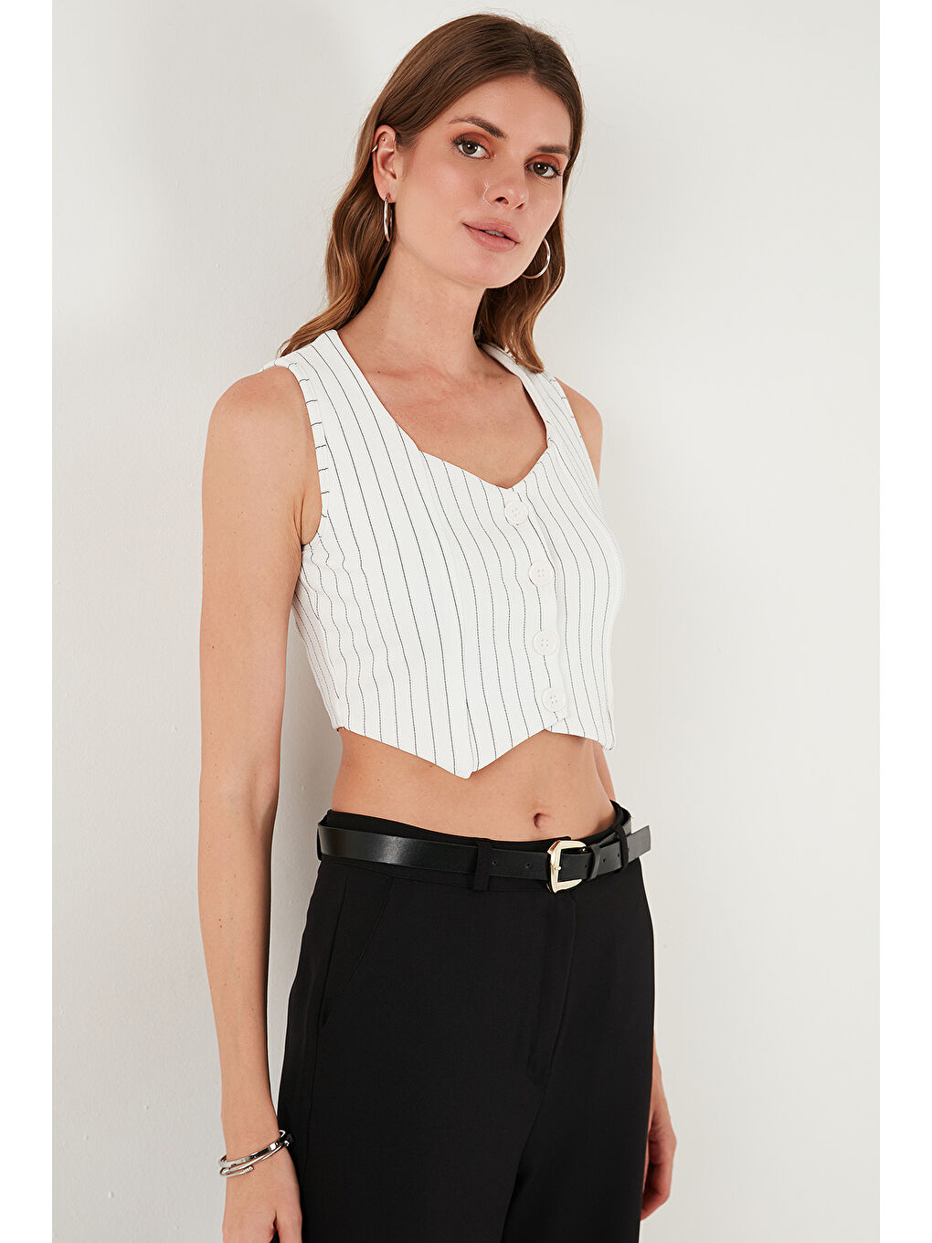 Siyah Slim Fit Kalp Yaka Düğmeli Kalın Askılı Kadın Crop Yelek 5865497-4