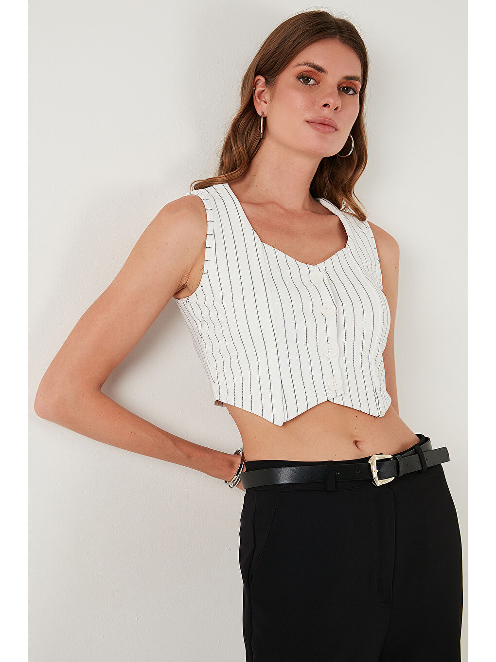 Siyah Slim Fit Kalp Yaka Düğmeli Kalın Askılı Kadın Crop Yelek 5865497-5