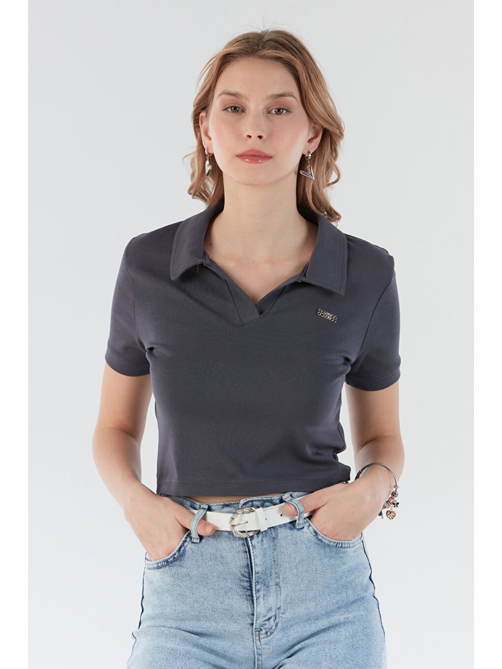 Gri Yakası Aksesuar Detaylı Polo Yaka Crop Tişört-1