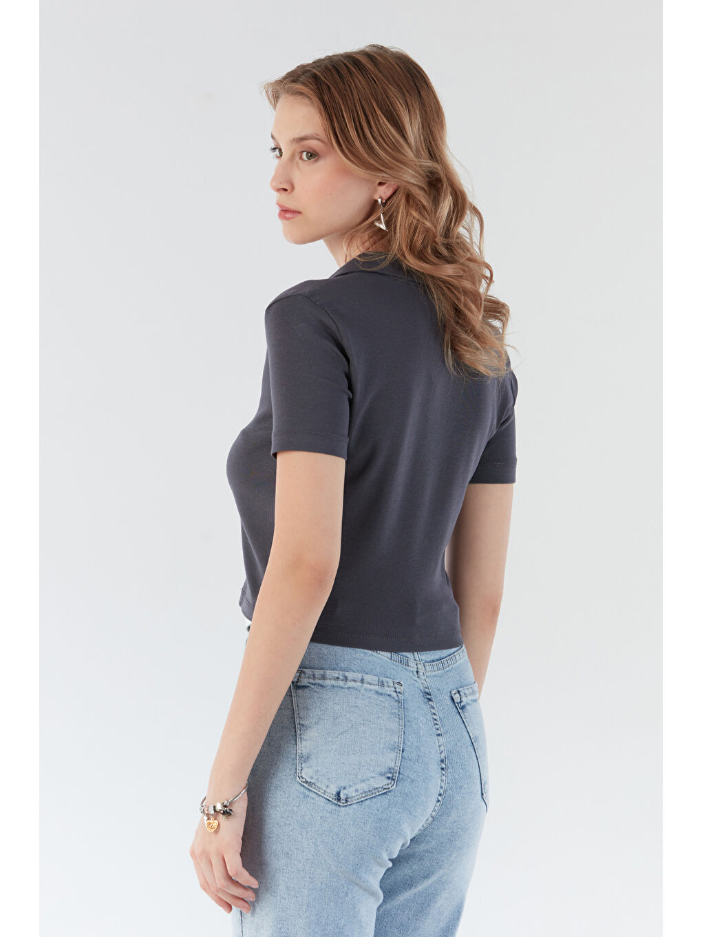 Gri Yakası Aksesuar Detaylı Polo Yaka Crop Tişört-2