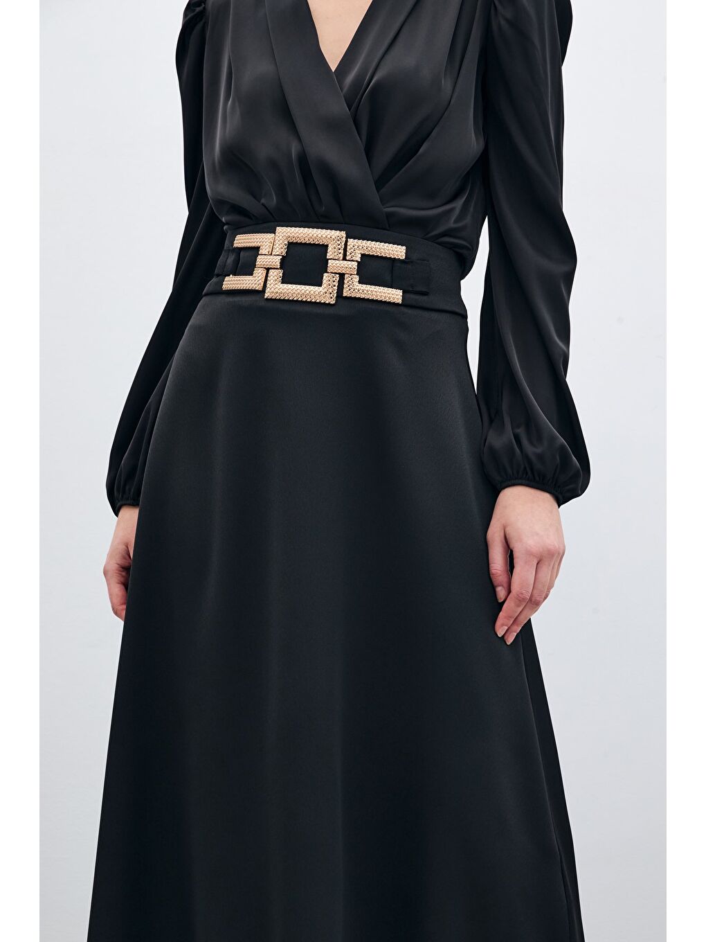 Bel Aksesuarlı Saten Krep Etek - Siyah-5