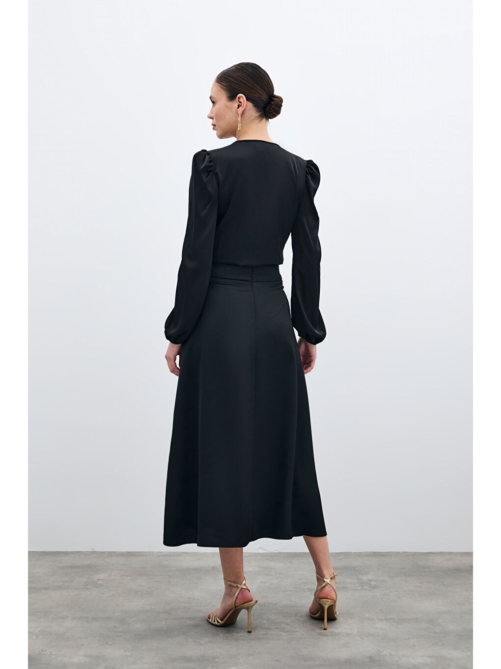 Bel Aksesuarlı Saten Krep Etek - Siyah-6