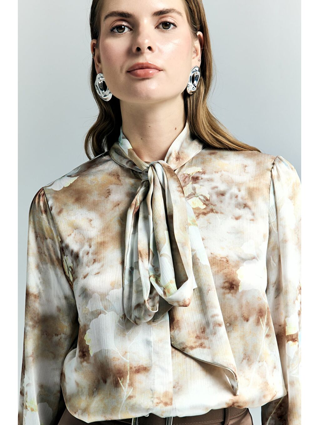 Kahverengi Desenli Fularlı Gömlek - Kahve-1