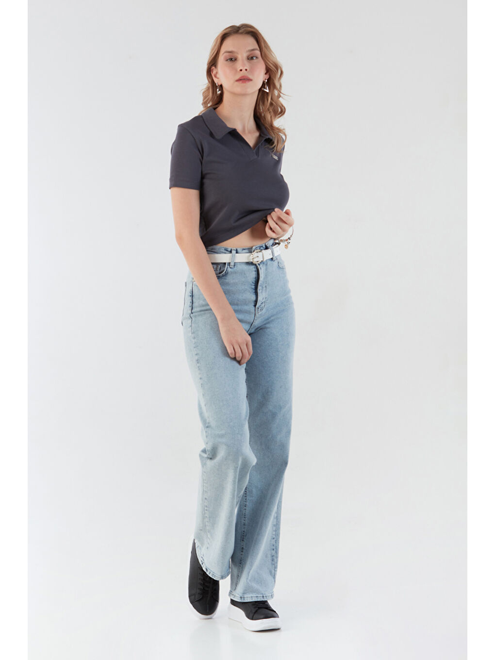 Gri Yakası Aksesuar Detaylı Polo Yaka Crop Tişört-3