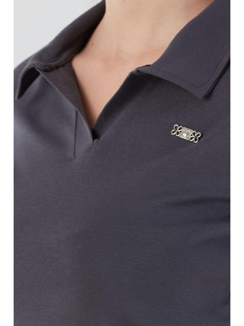 Gri Yakası Aksesuar Detaylı Polo Yaka Crop Tişört-4