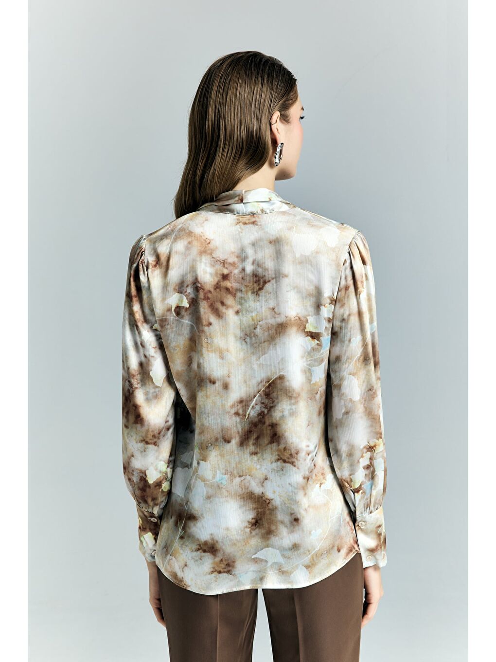 Kahverengi Desenli Fularlı Gömlek - Kahve-4