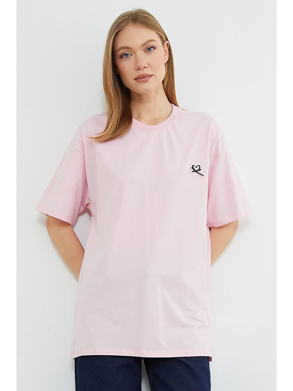 Pembe Kalp Nakışlı Bisiklet Yaka Salaş Tişört-1