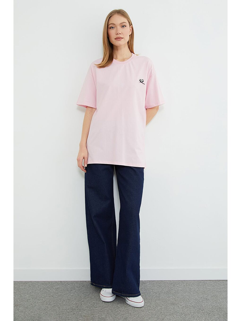 Pembe Kalp Nakışlı Bisiklet Yaka Salaş Tişört-2