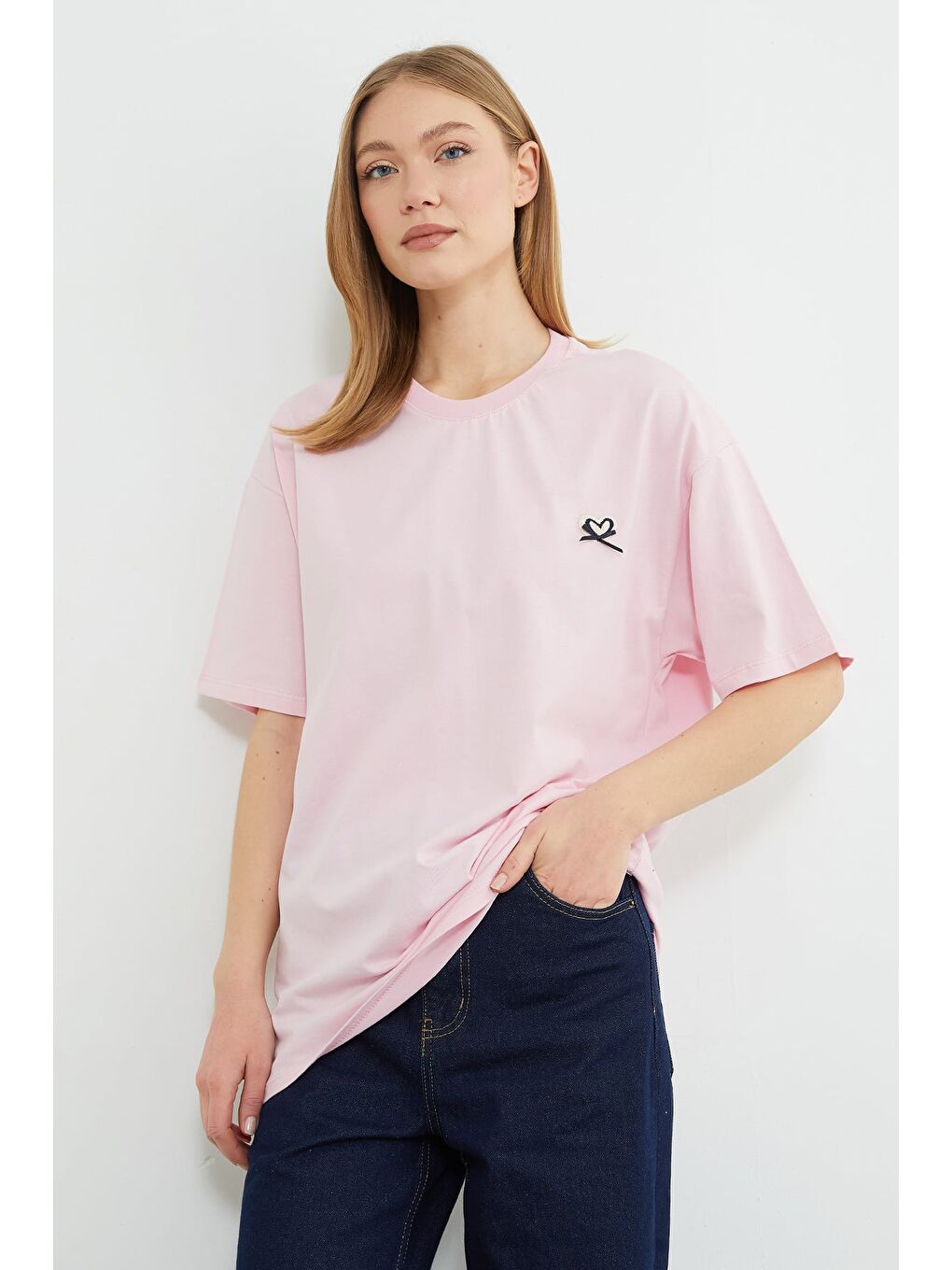 Pembe Kalp Nakışlı Bisiklet Yaka Salaş Tişört-3