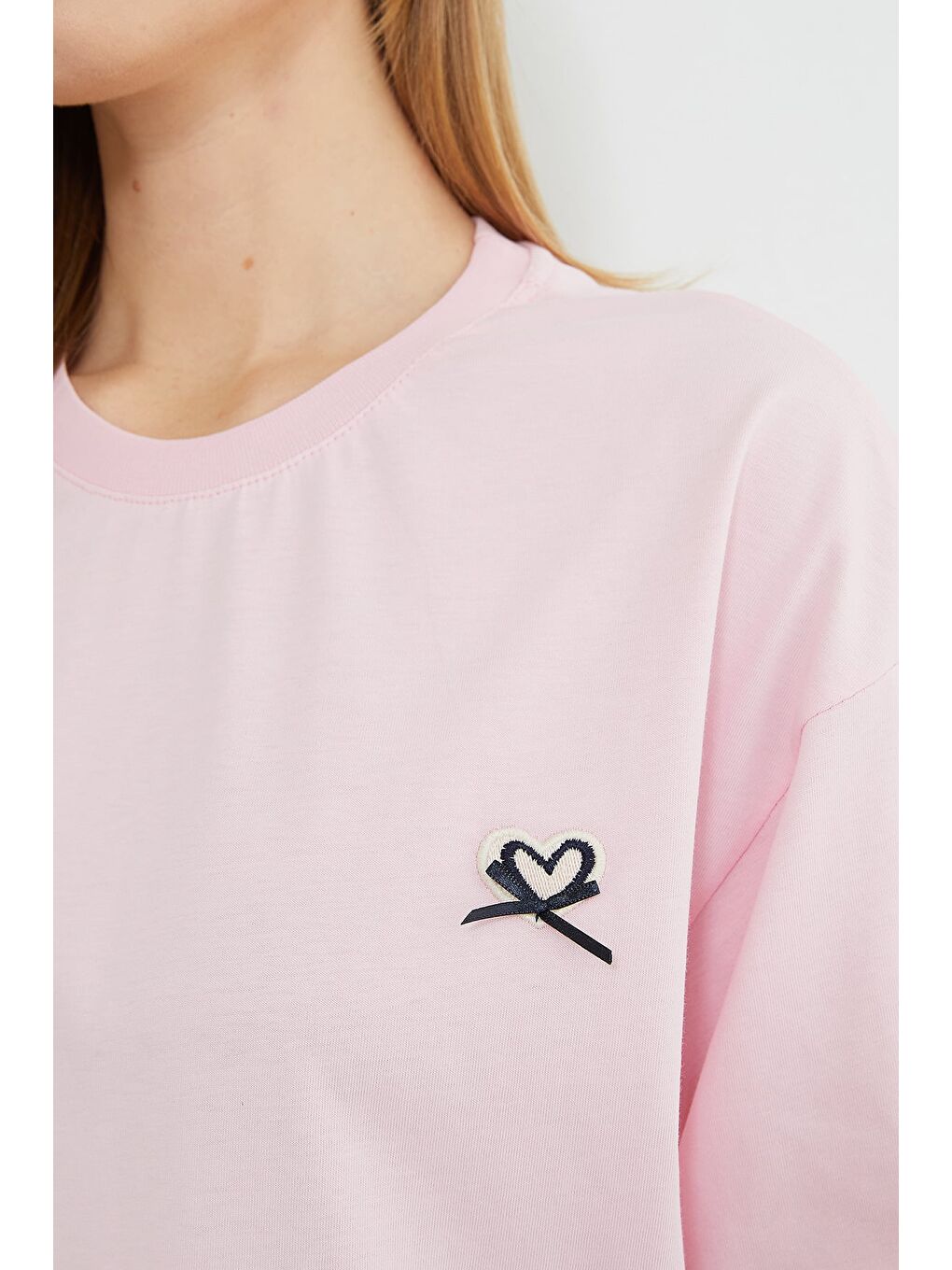 Pembe Kalp Nakışlı Bisiklet Yaka Salaş Tişört-4