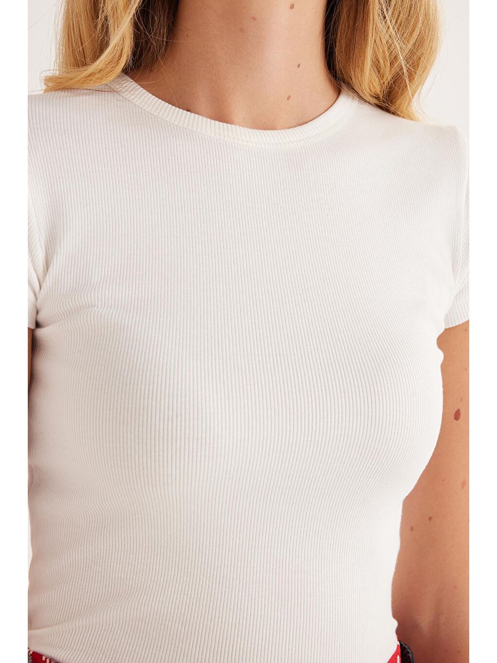 Kadın Slim Fit Dar Kesim Bisiklet Yaka Modal Kumaş Ekru Bluz-2