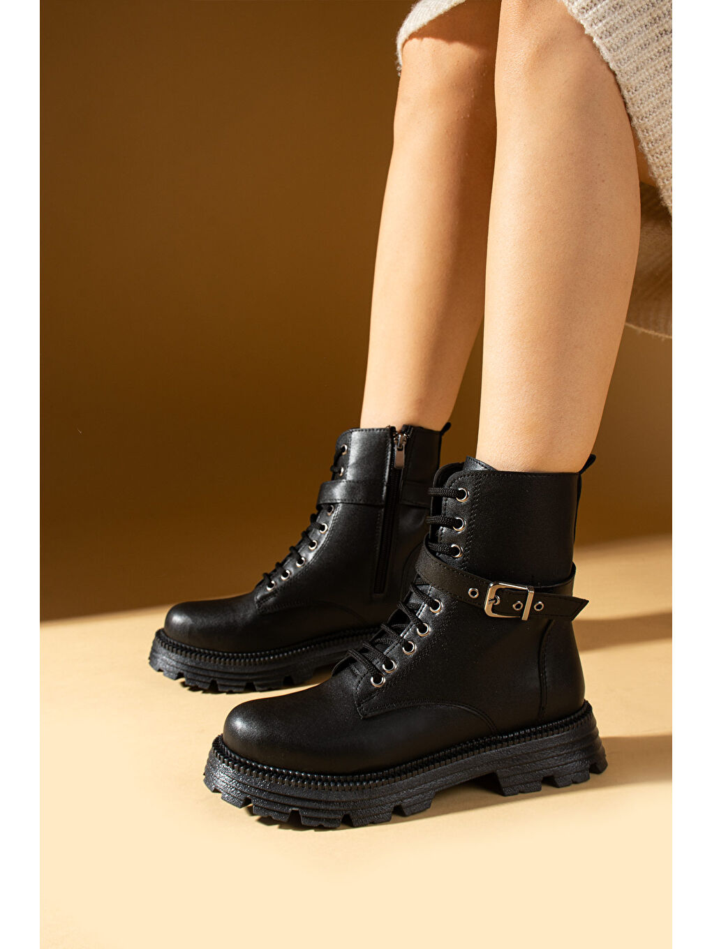 Siyah Toka Detaylı Kalın Taban Fermuarlı Kadın Postal Bot 71-8040-24-1