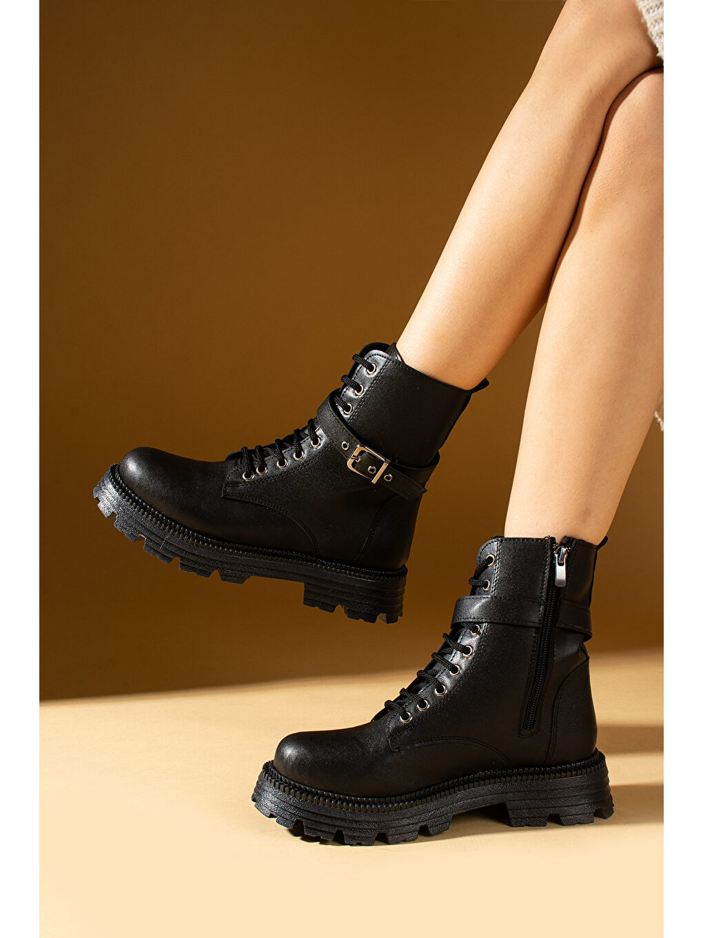 Siyah Toka Detaylı Kalın Taban Fermuarlı Kadın Postal Bot 71-8040-24-2