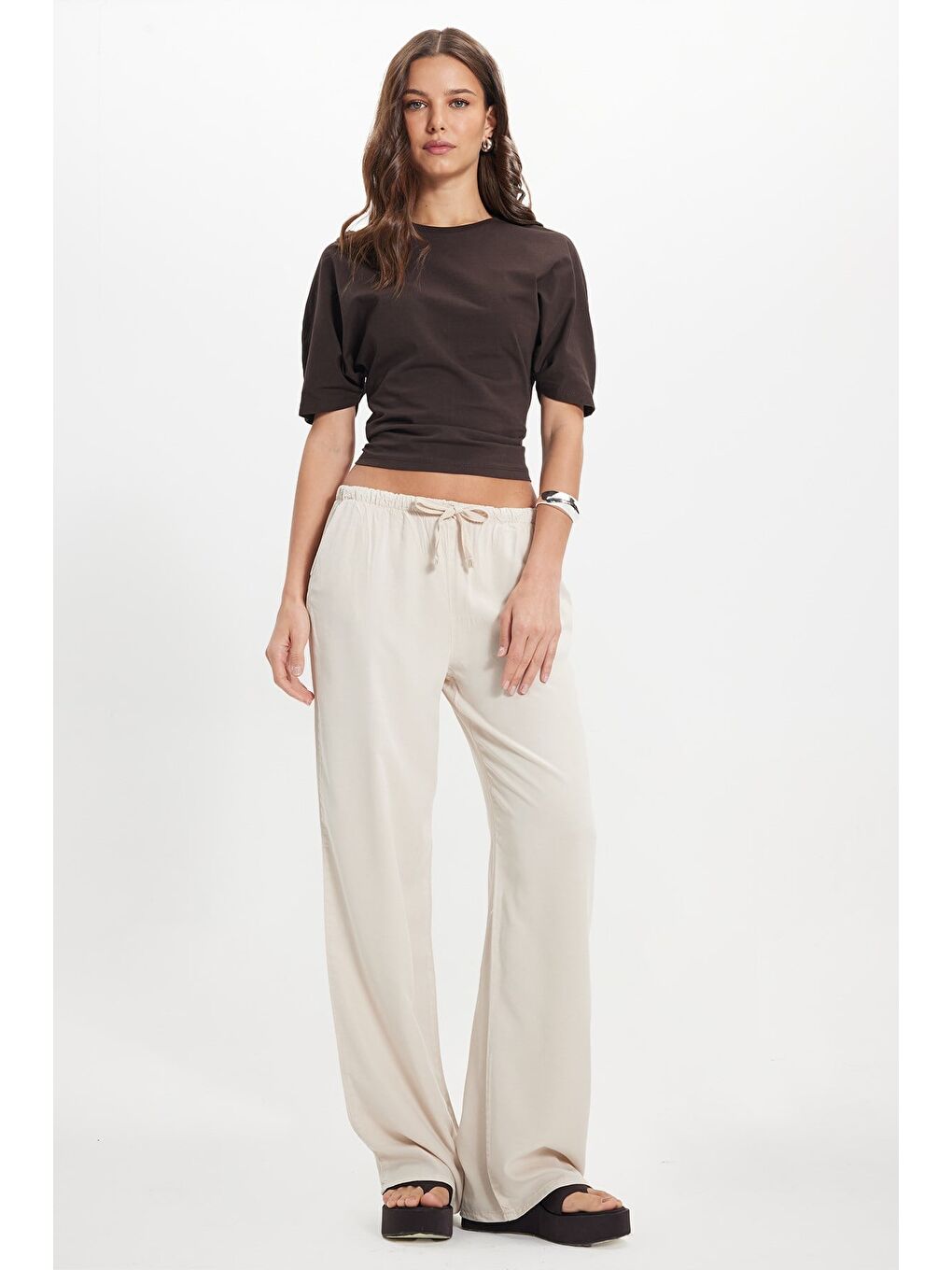 Kadın Oversize Geniş Kesim %100 Pamuk Bisiklet Yaka Yarasa Kol Kahverengi Tişört-1