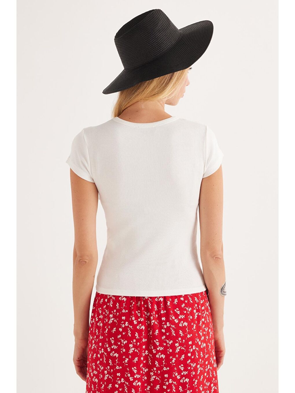 Kadın Slim Fit Dar Kesim Bisiklet Yaka Modal Kumaş Ekru Bluz-6