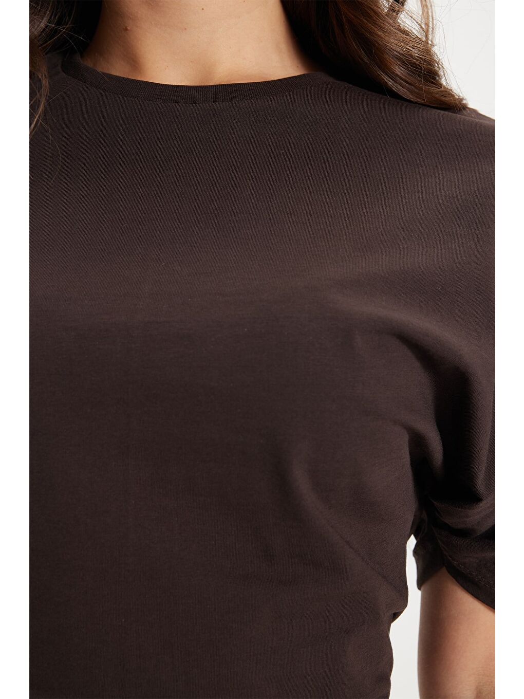 Kadın Oversize Geniş Kesim %100 Pamuk Bisiklet Yaka Yarasa Kol Kahverengi Tişört-4