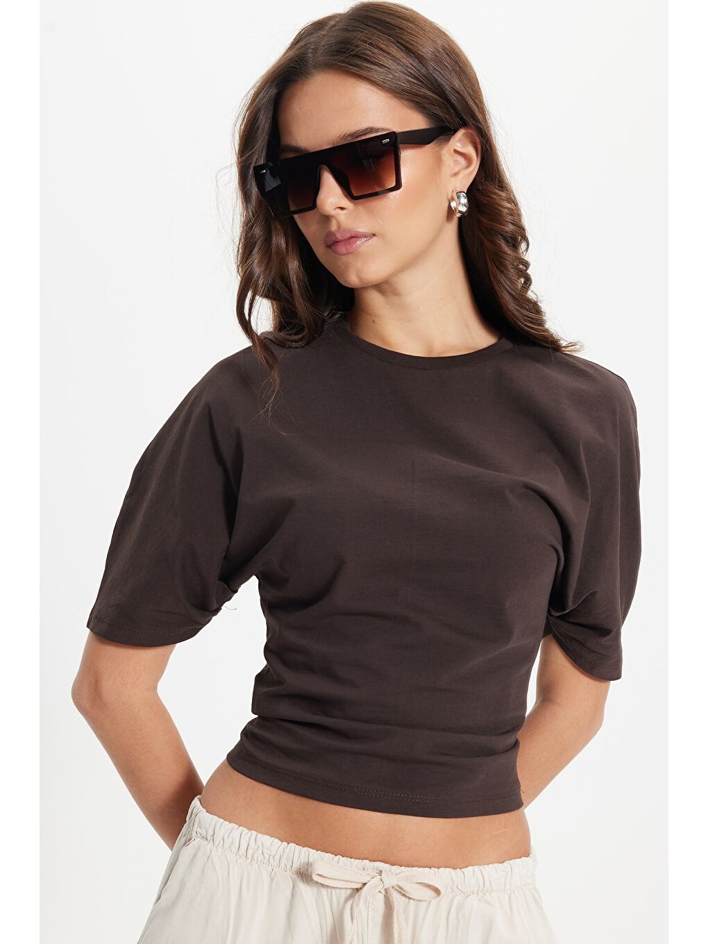 Kadın Oversize Geniş Kesim %100 Pamuk Bisiklet Yaka Yarasa Kol Kahverengi Tişört-7