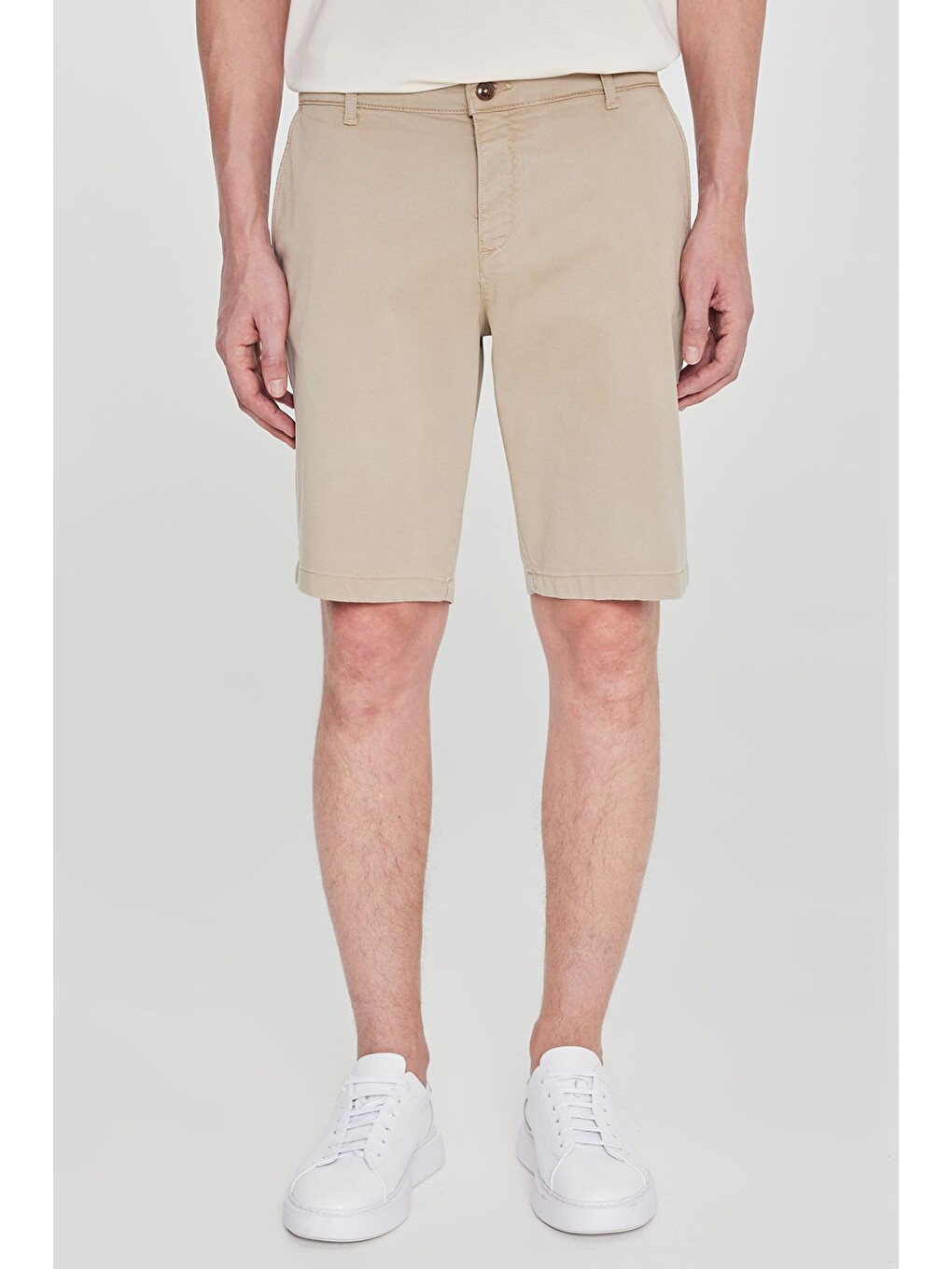 Erkek Bej Pamuklu Slim Fit Dar Kesim Yan Cepli Esnek Şort-1