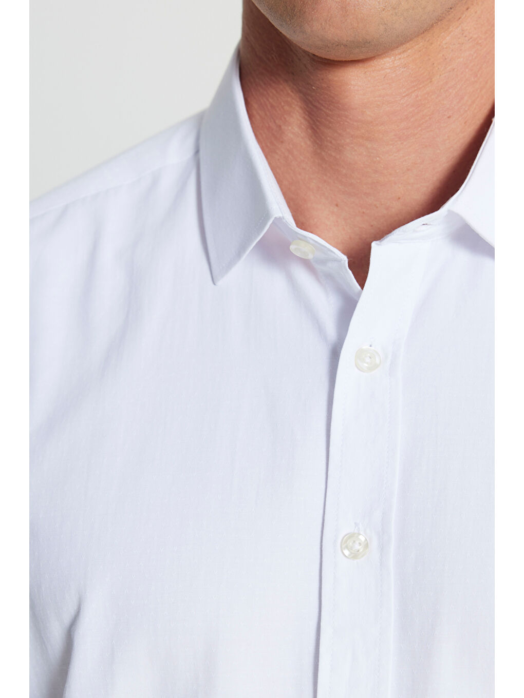 Erkek Beyaz Pamuklu Dar Kesim Klasik Yaka Armürlü Gömlek-4