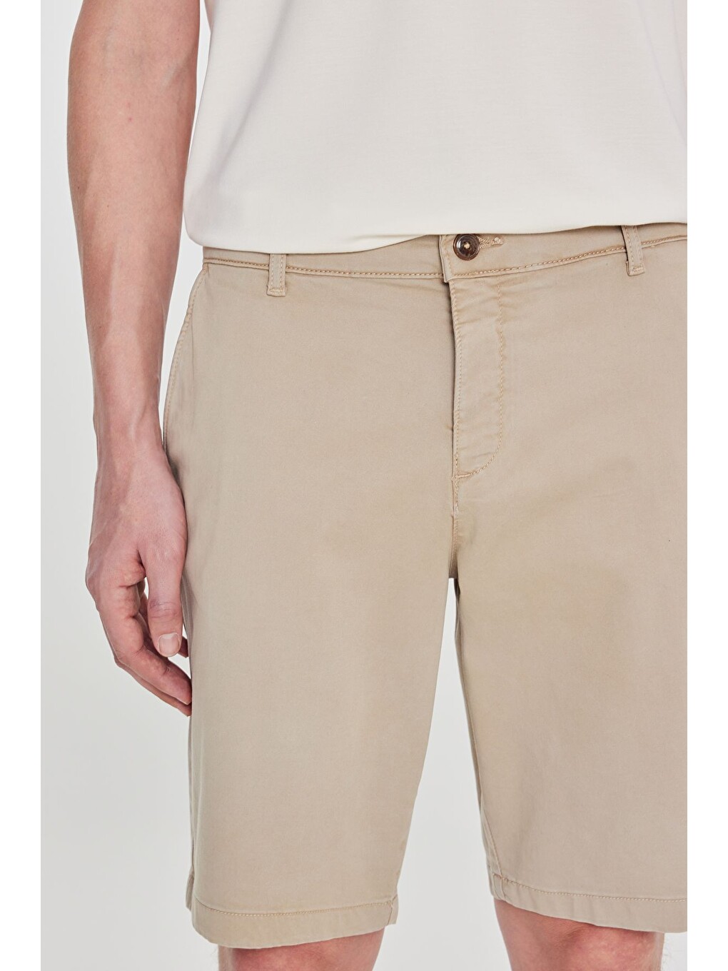 Erkek Bej Pamuklu Slim Fit Dar Kesim Yan Cepli Esnek Şort-3