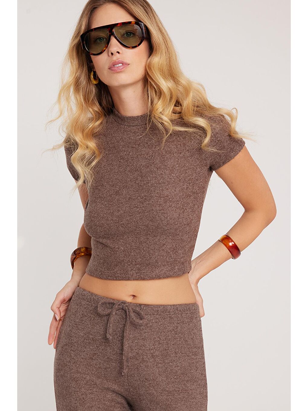 Kadın Slim Fit Dar Kesim Yarım Balıkçı Yaka Kısa Kollu Kahverengi Bluz