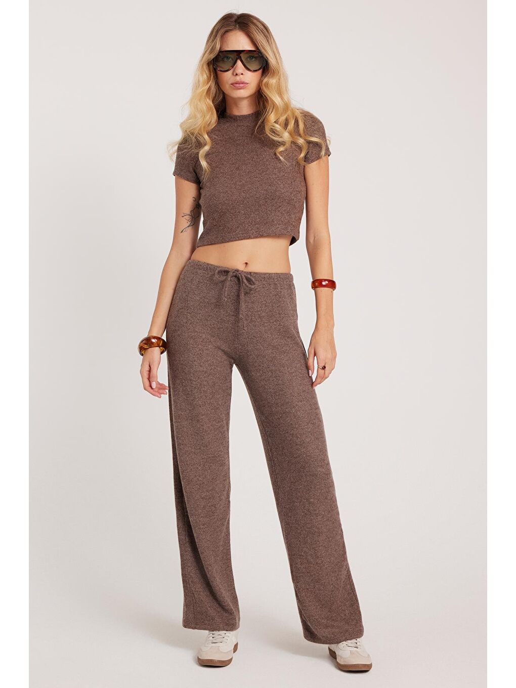 Kadın Slim Fit Dar Kesim Yarım Balıkçı Yaka Kısa Kollu Kahverengi Bluz-1