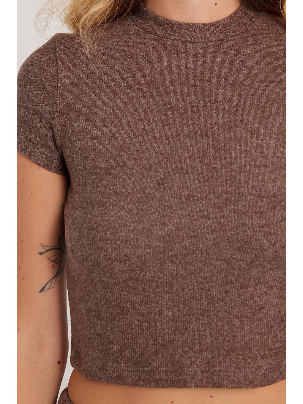 Kadın Slim Fit Dar Kesim Yarım Balıkçı Yaka Kısa Kollu Kahverengi Bluz-2