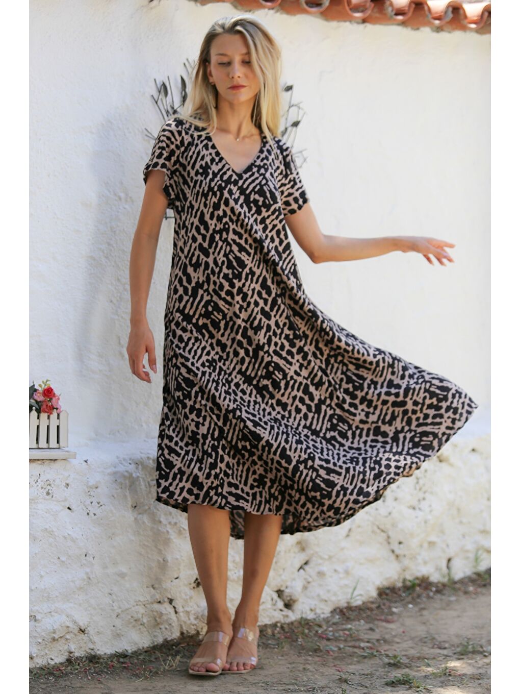 Siyah-Bej V Yaka Kısa Kol Allover Baskılı Dokuma Casual Elbise