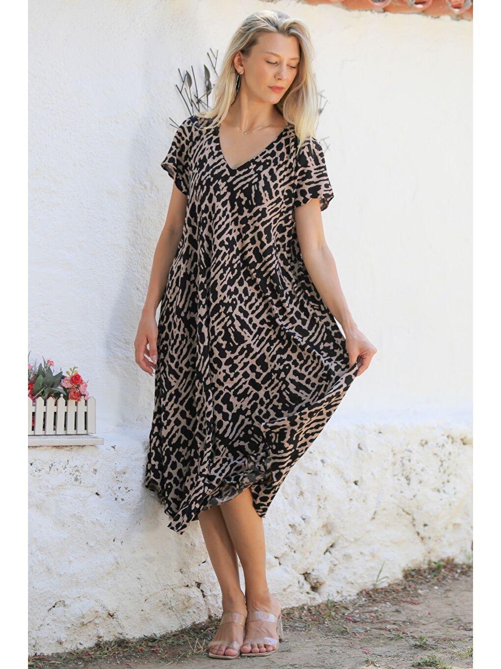 Siyah-Bej V Yaka Kısa Kol Allover Baskılı Dokuma Casual Elbise-1