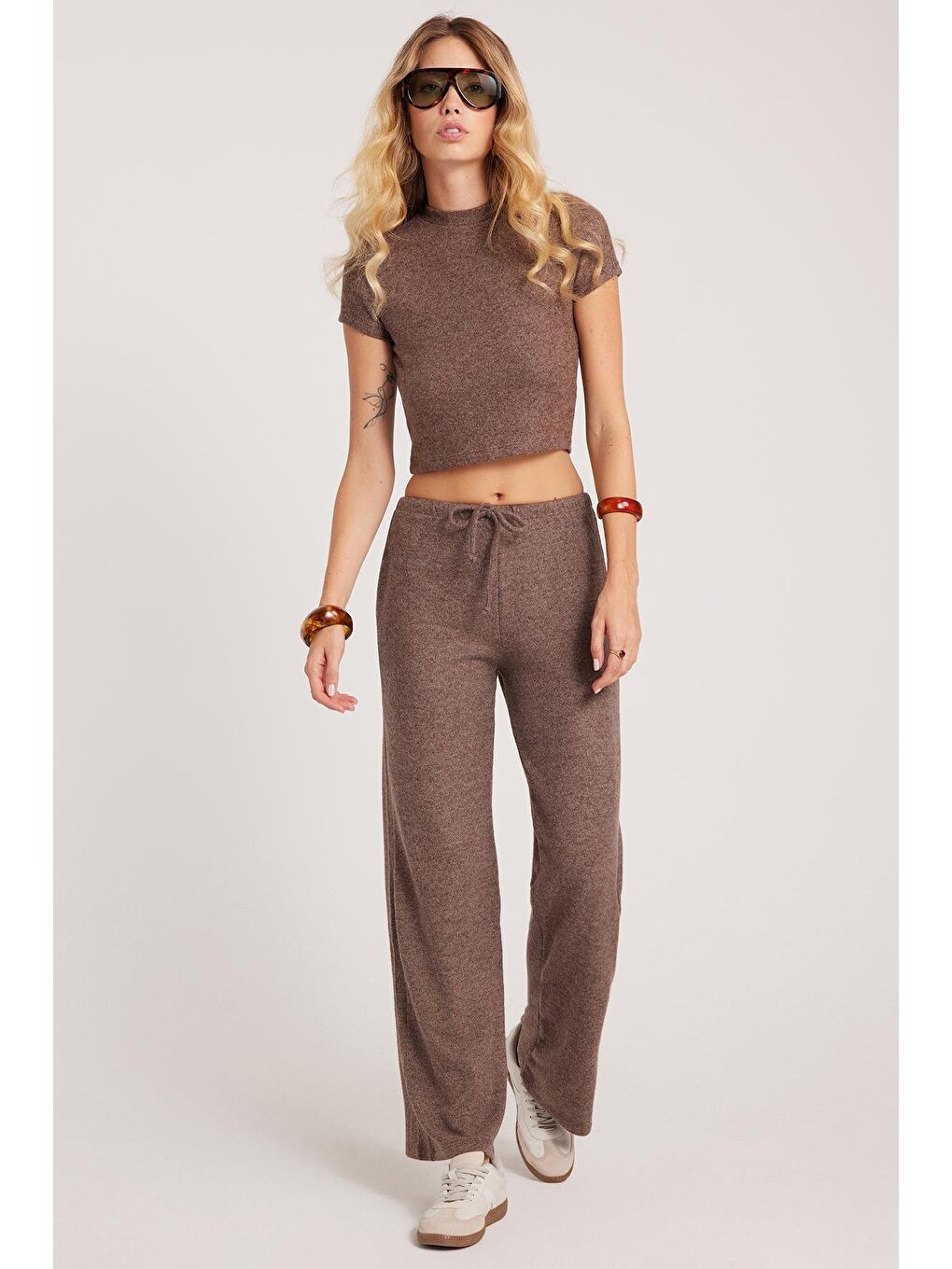 Kadın Slim Fit Dar Kesim Yarım Balıkçı Yaka Kısa Kollu Kahverengi Bluz-3