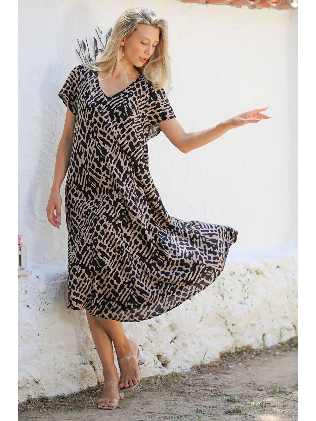 Siyah-Bej V Yaka Kısa Kol Allover Baskılı Dokuma Casual Elbise-3