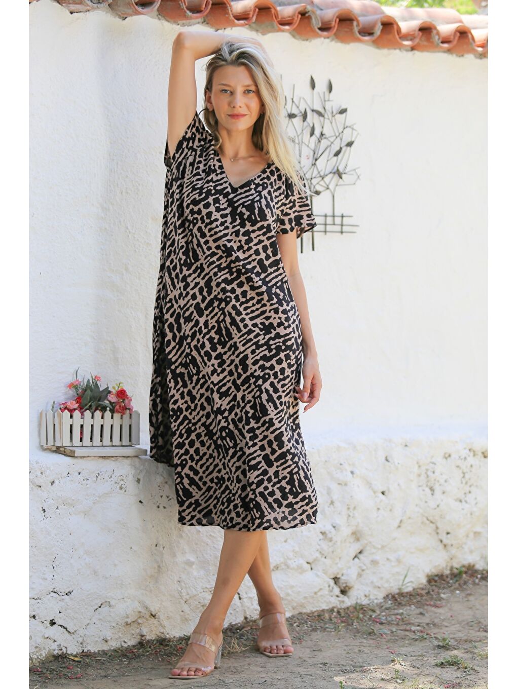 Siyah-Bej V Yaka Kısa Kol Allover Baskılı Dokuma Casual Elbise-4