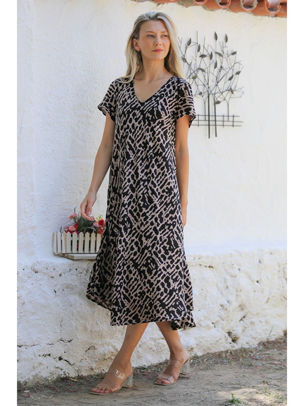 Siyah-Bej V Yaka Kısa Kol Allover Baskılı Dokuma Casual Elbise-6