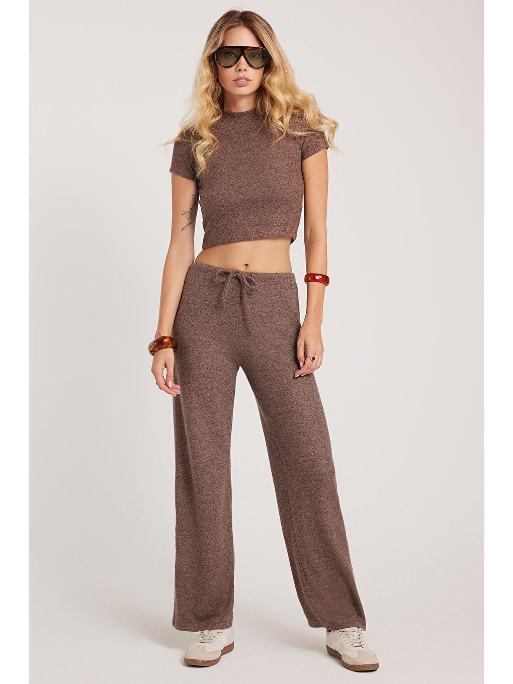 Kadın Slim Fit Dar Kesim Yarım Balıkçı Yaka Kısa Kollu Kahverengi Bluz-4