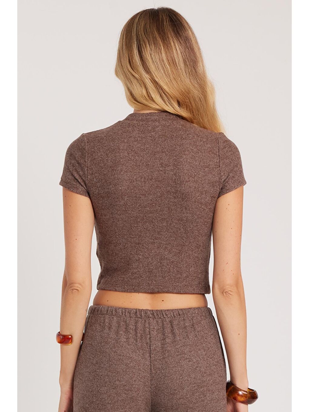 Kadın Slim Fit Dar Kesim Yarım Balıkçı Yaka Kısa Kollu Kahverengi Bluz-6