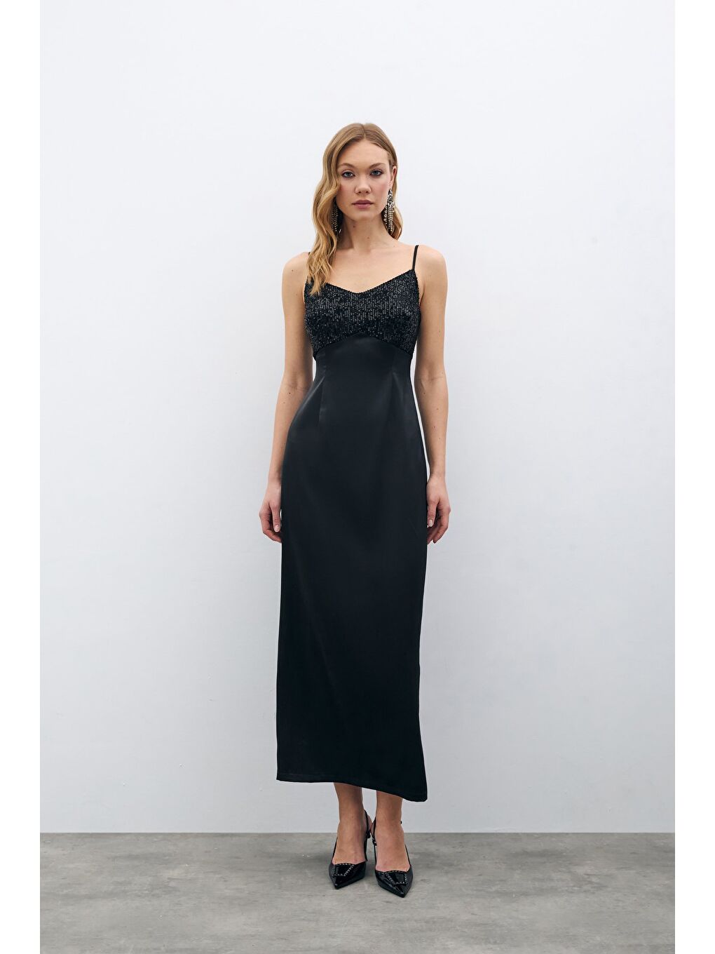 Payet Detaylı Saten Elbise - Siyah-1
