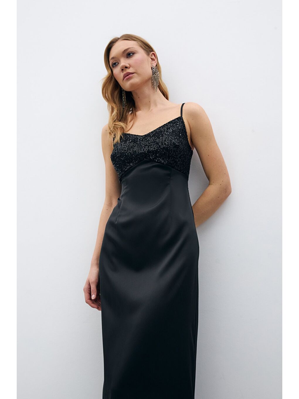 Payet Detaylı Saten Elbise - Siyah-3