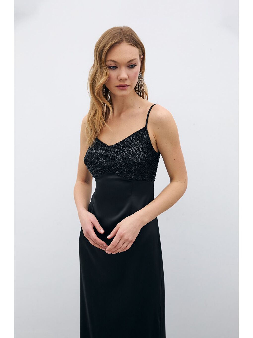 Payet Detaylı Saten Elbise - Siyah-4