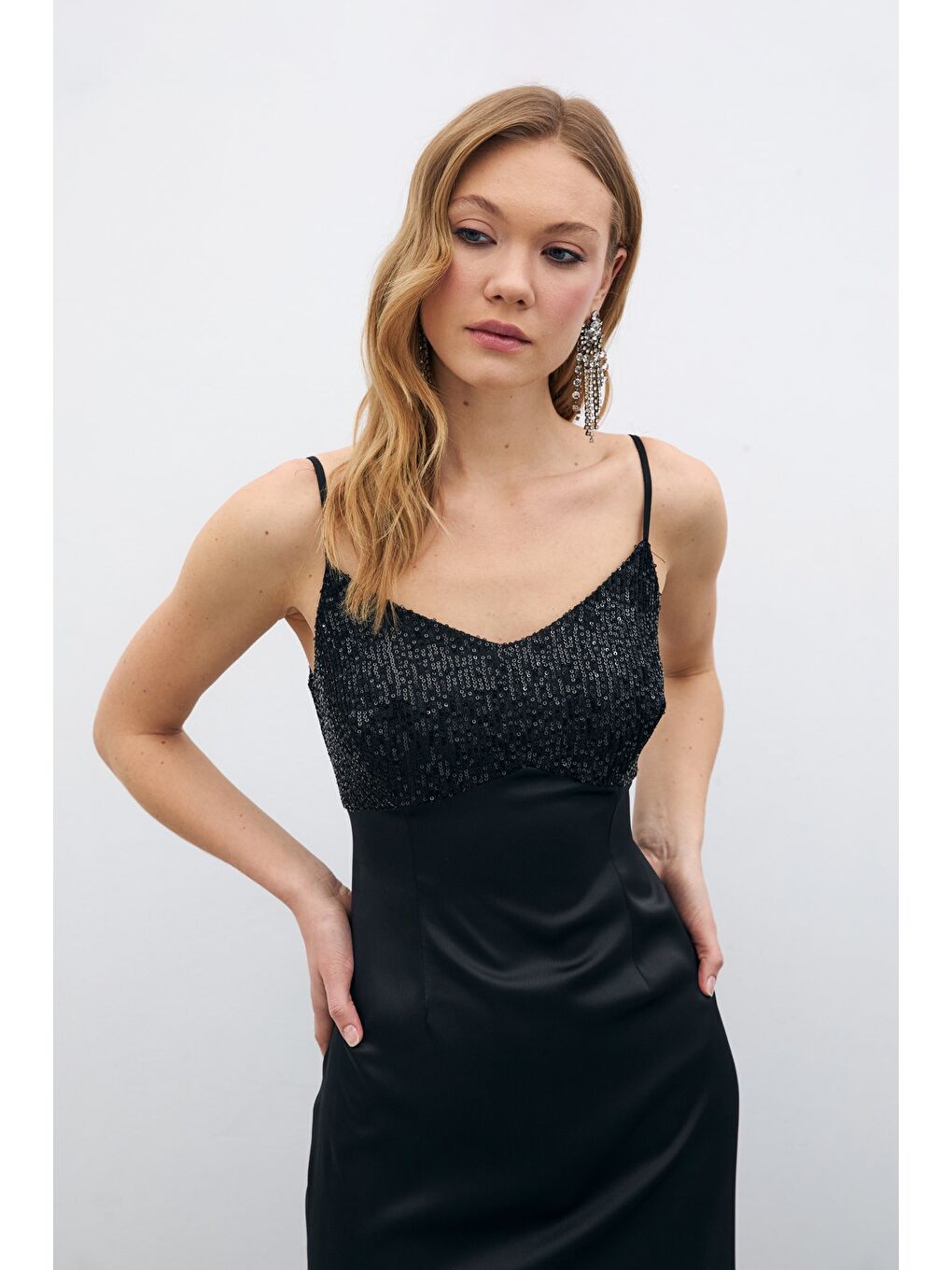 Payet Detaylı Saten Elbise - Siyah-6