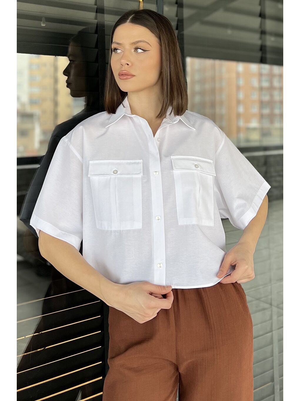 Beyaz Kadın Çift Cepli Kısa Kol Gömlek