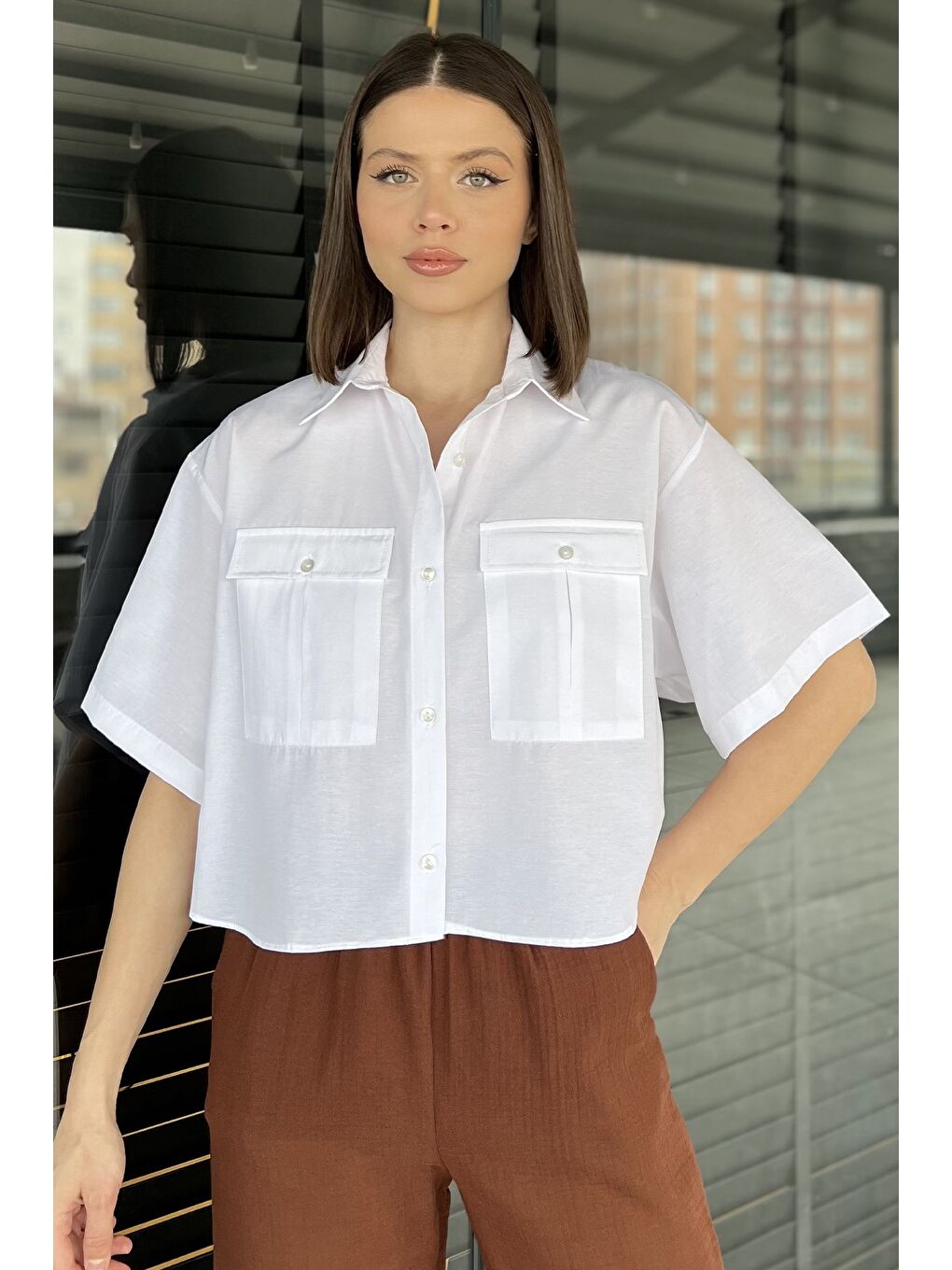Beyaz Kadın Çift Cepli Kısa Kol Gömlek-1